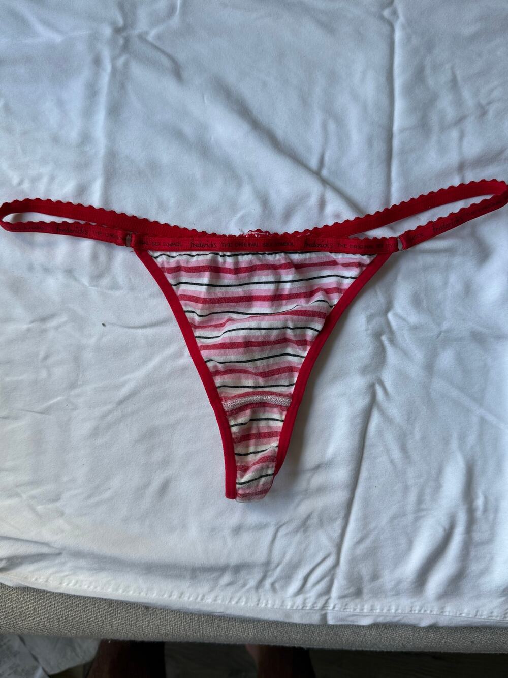 NWOT Frederick’s of Hollywood Stripe String Thong Panty – Size M